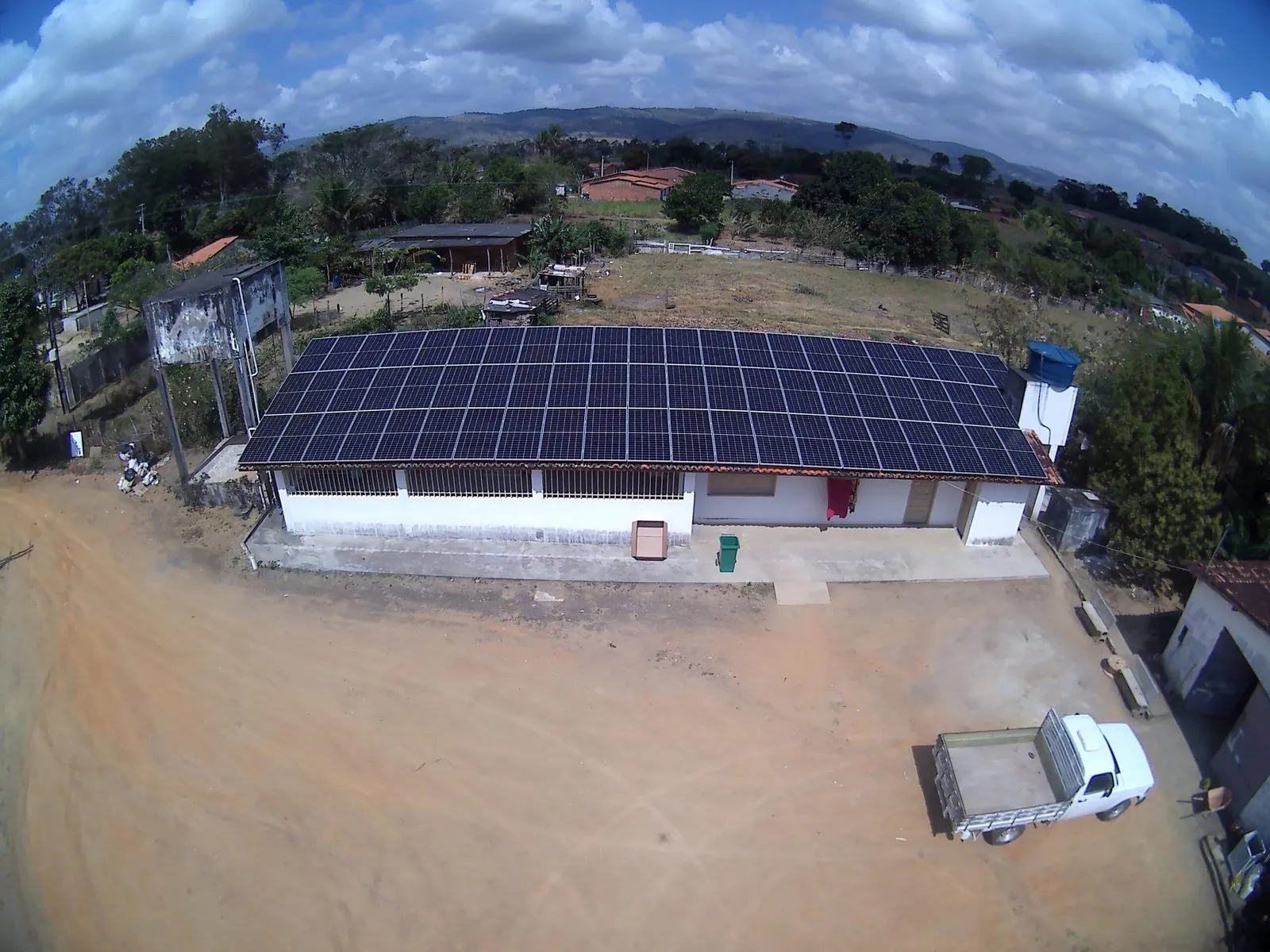 Grande cobertura com painéis solares instalada pela VLR Solar em Amargosa