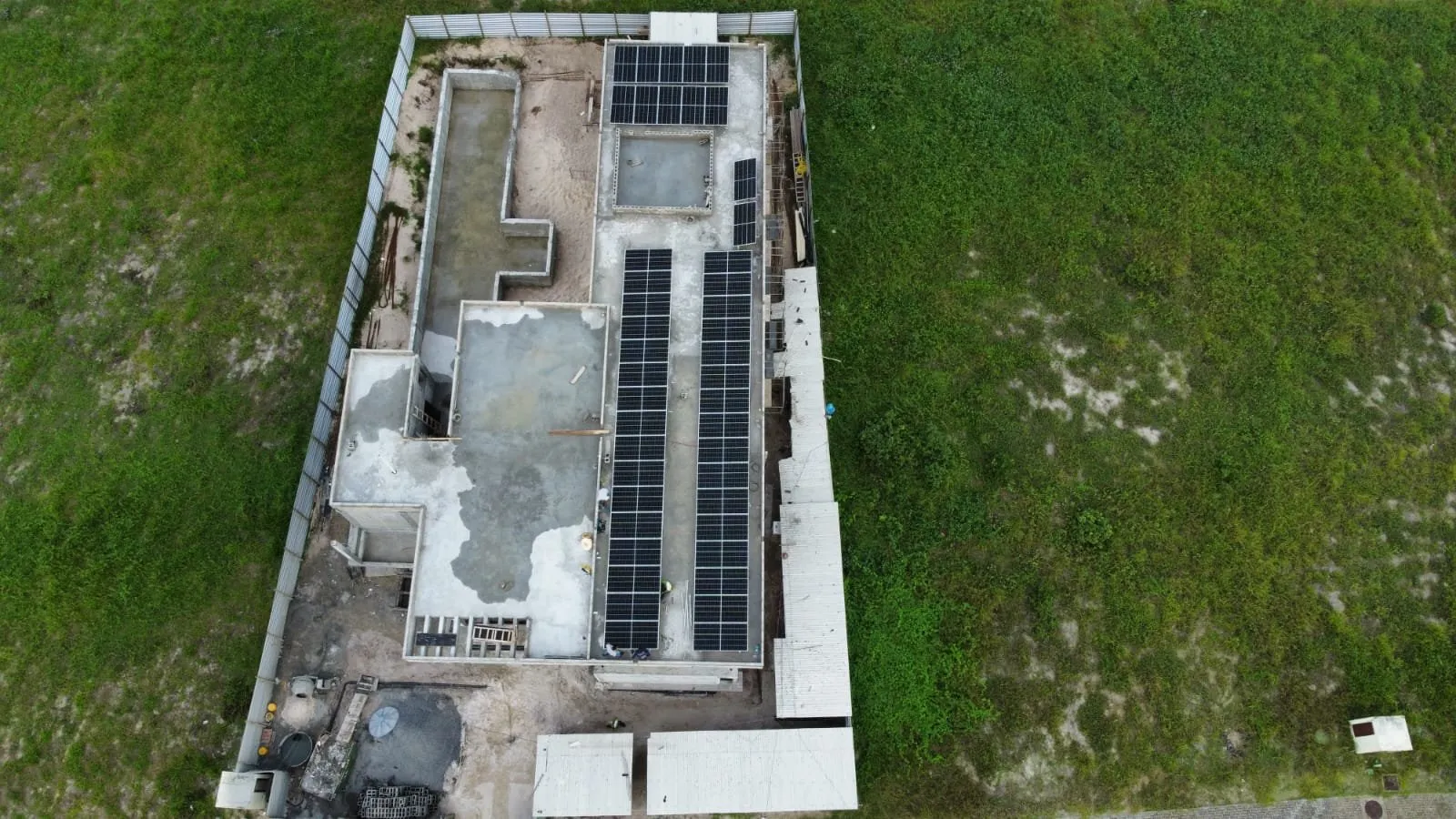 Sistema fotovoltaico comercial instalado pela VLR Solar em Salvador