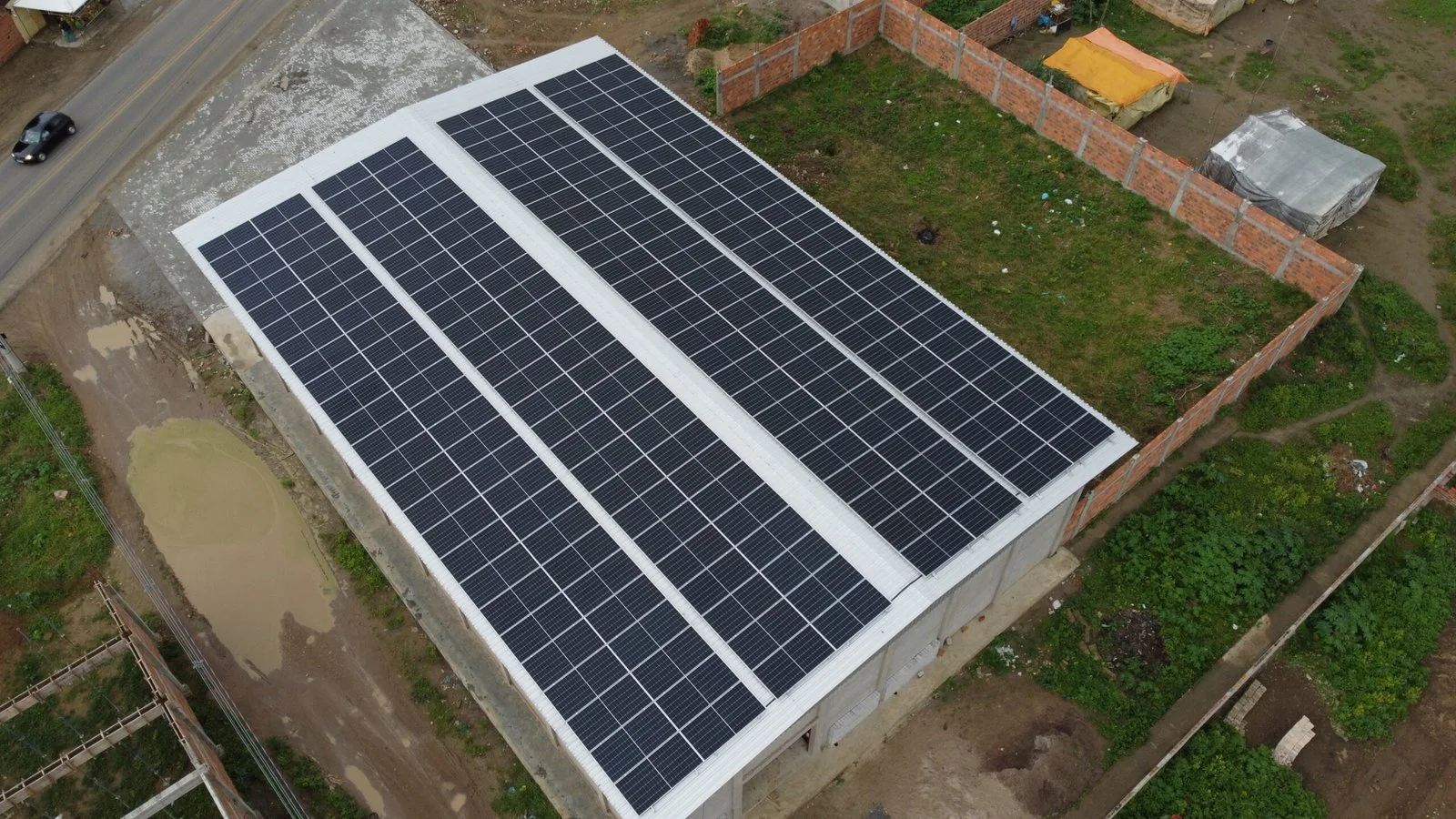 Projeto de energia solar da VLR Solar instalado em cobertura comercial em Sapeaçu