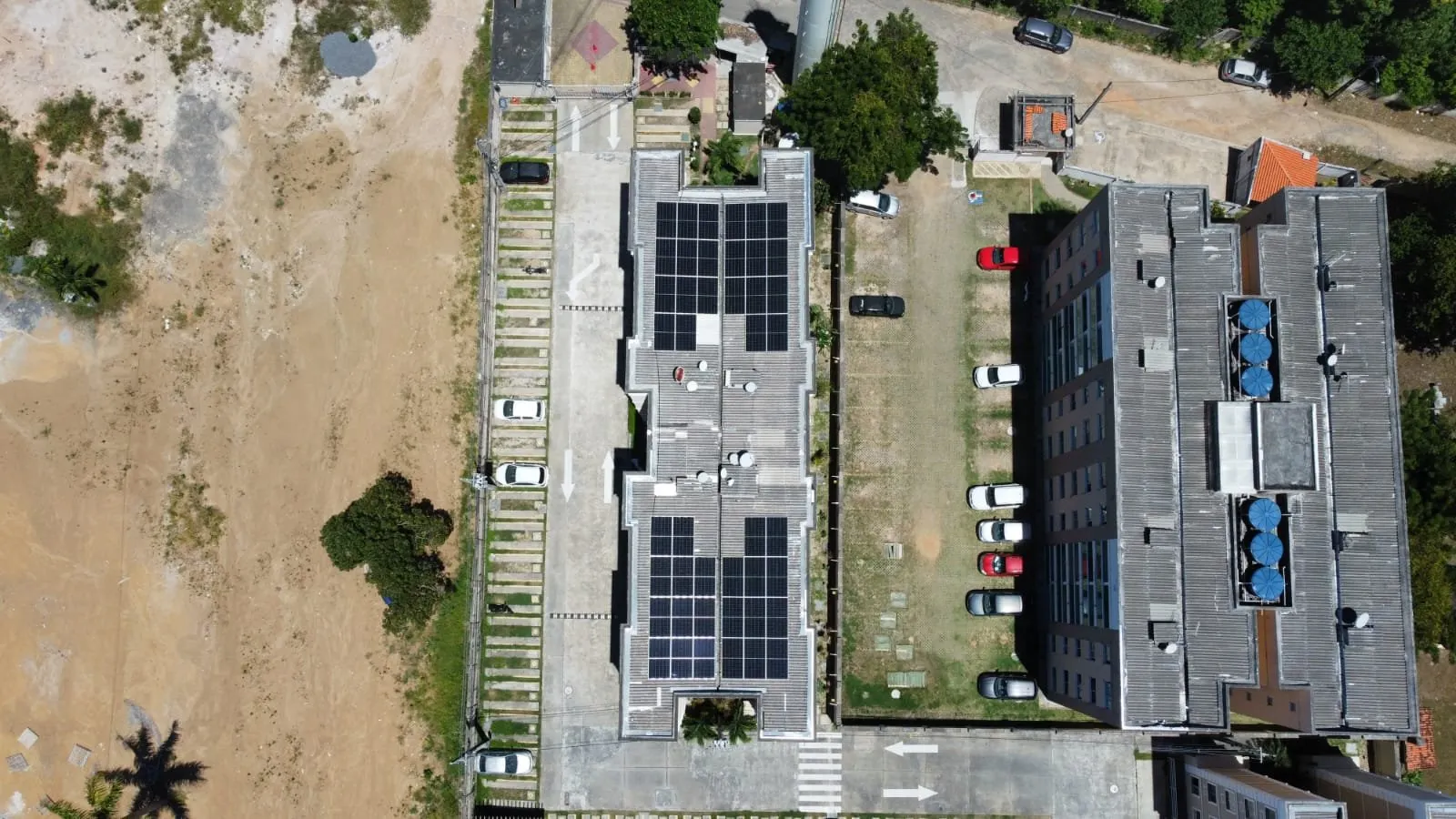 Painéis solares em condomínio atendido pela VLR Solar em Camaçari