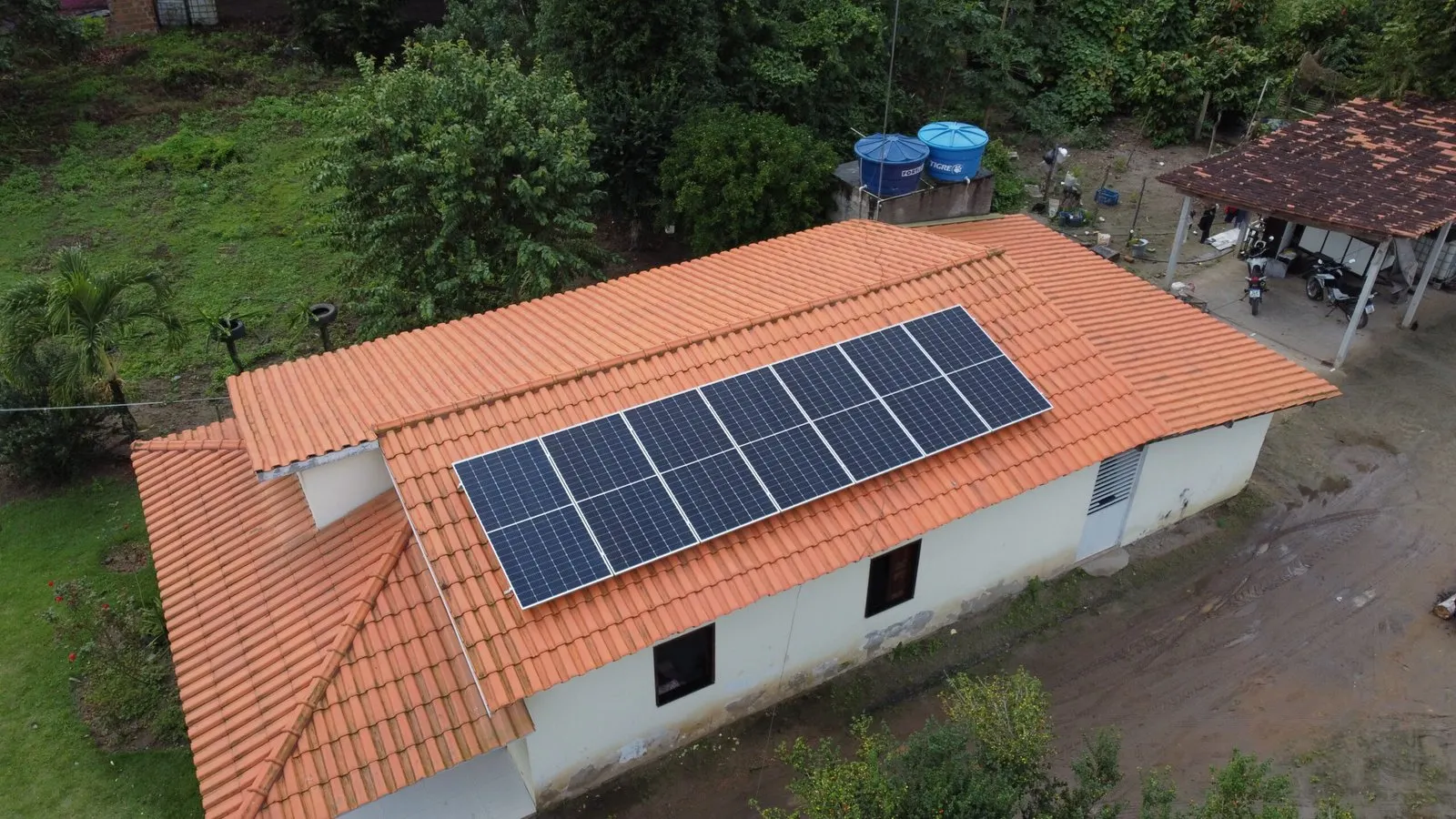 Instalação residencial de energia solar realizada pela VLR Solar em Laje